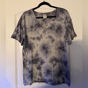 PINK Victoria's Secret Black and Gray Tie-Dye V-Neck Tee